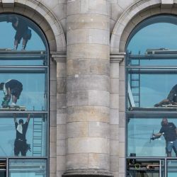 Obreros limpian una ventana del edificio del Reichstag, sede del Bundestag (cámara baja del parlamento alemán), en Berlín. | Foto:JOHN MACDOUGALL / AFP