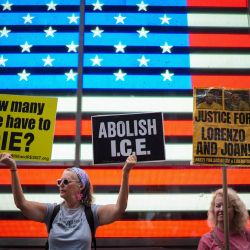 Personas participan en una protesta contra el Servicio de Inmigración y Control de Aduanas de Estados Unidos (ICE) en Nueva York. | Foto:RYAN MURPHY / AFP