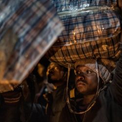 Un migrante malauí carga sus pertenencias mientras hace fila para abordar un autobús frente al Consulado de Malaui en Johannesburgo, antes de su repatriación a Malaui. Varios miles de extranjeros más exigieron abandonar Sudáfrica, tras una campaña que ya ha visto regresar a sus hogares a cerca de 35.000 personas. El éxodo comenzó semanas atrás, cuando grupos marginales exigieron que todos los inmigrantes indocumentados se marcharan antes del 30 de junio, en una campaña que derivó en violentas protestas y enfrentamientos. | Foto:MARCO LONGARI / AFP