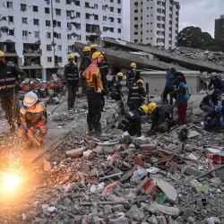Voluntarios y rescatistas buscan cuerpos entre los escombros de edificios dañados por los terremotos del 24 de junio en Tanaguarena, estado de La Guaira, Venezuela. Los dos terremotos que azotaron Venezuela el mes pasado causaron la muerte de más de 5.000 personas, según informaron las autoridades, que anunciaron la obtención de cientos de millones de dólares del Fondo Monetario Internacional (FMI) para la reconstrucción. | Foto:JUAN BARRETO / AFP