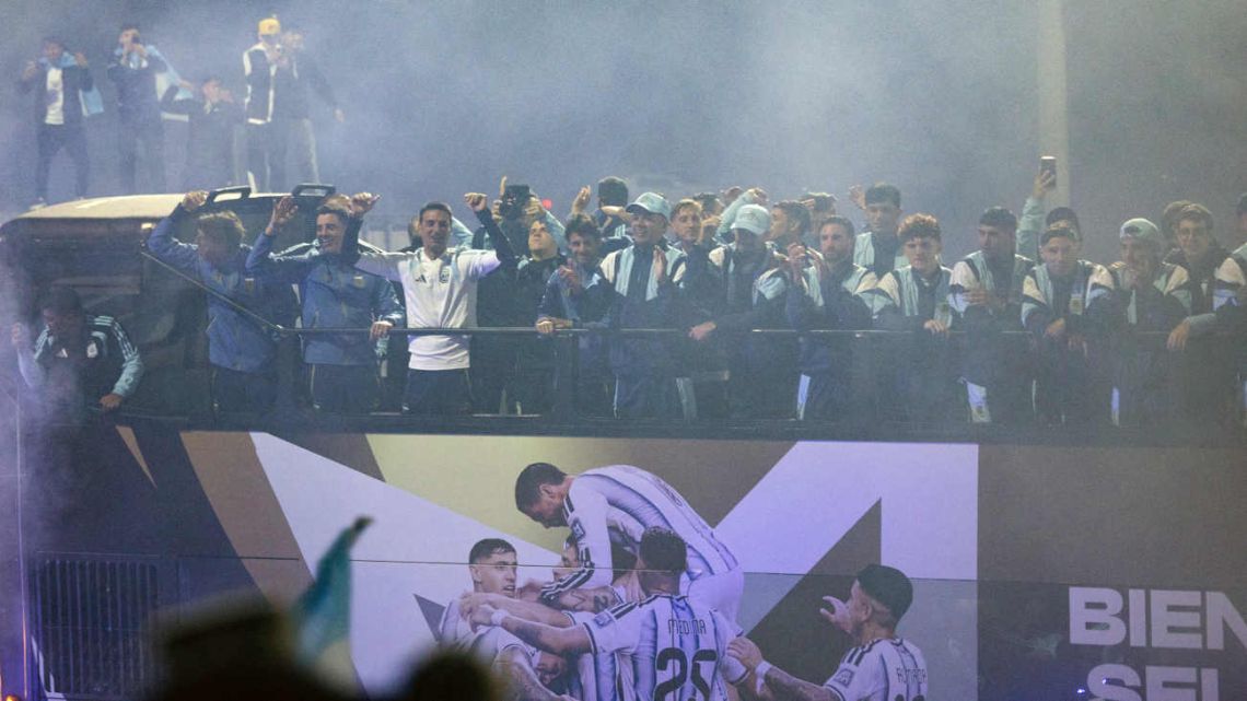Sem Messi, a seleção argentina voltou ao país após a final da Copa do Mundo de 2026: essa foi a recepção ao elenco Sem Messi, a seleção argentina voltou ao país após a final da Copa do Mundo de 2026: essa foi a recepção ao elenco