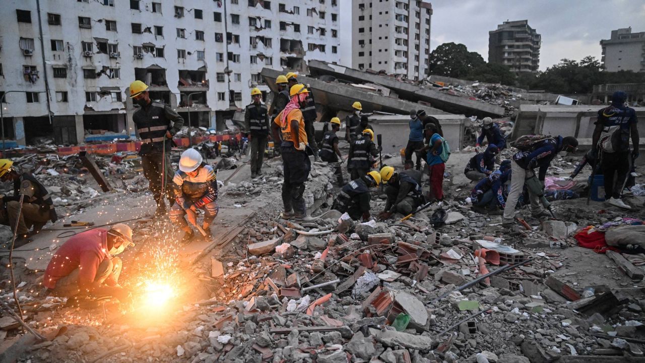 Voluntarios y rescatistas buscan cuerpos entre los escombros de edificios dañados por los terremotos del 24 de junio en Tanaguarena, estado de La Guaira, Venezuela. Los dos terremotos que azotaron Venezuela el mes pasado causaron la muerte de más de 5.000 personas, según informaron las autoridades, que anunciaron la obtención de cientos de millones de dólares del Fondo Monetario Internacional (FMI) para la reconstrucción. | Foto:JUAN BARRETO / AFP