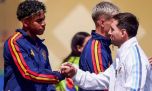 Las fotos de un joven Messi con los niños españoles que ahora le ganaron la final