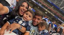 Valentina Cervantes y Enzo Fernández junto a sus hijos