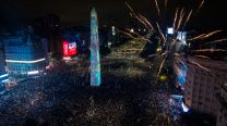 vista aérea muestra los fuegos artificiales sobre el Obelisco mientras los aficionados argentinos se reúnen tras la derrota de Argentina en la final del Mundial