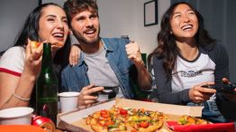 8 de cada 10 argentinos festejará el Día del Amigo en casa: la pizza le gana al asado