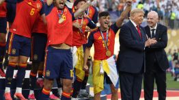 Detalle Trump e Infantino en la foto de la selección española con la Copa del Mundo