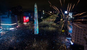 vista aérea muestra los fuegos artificiales sobre el Obelisco mientras los aficionados argentinos se reúnen tras la derrota de Argentina en la final del Mundial