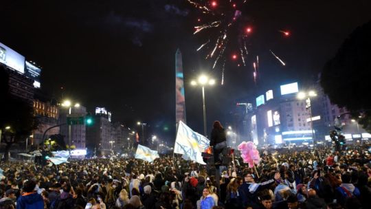 "Argentino en las buenas y en las malas": miles de hinchas se reunieron en el Obelisco y otros puntos del país para honrar a la Selección