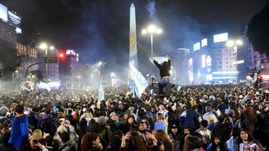 "Argentino en las buenas y en las malas": miles de hinchas se reúnen en el Obelisco y otros puntos del país para honrar a la Selección