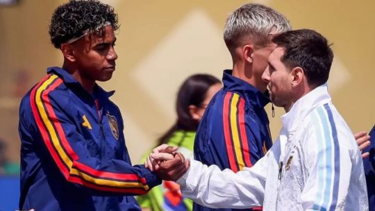 Las fotos de un joven Messi con los niños españoles que ahora le ganaron la final