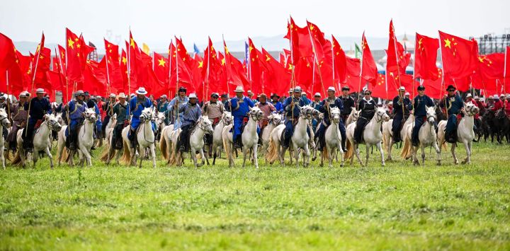 Actores realizaron una presentación en la ceremonia de inauguración del 36° festival Naadam, en la liga de Xilin Gol, en la región autónoma de Mongolia Interior, en el norte de China. El festival Naadam se celebra normalmente a mediados del verano y a veces en invierno en las áreas pastorales de Mongolia Interior, significa "juegos" en mongol. A menudo incluye lucha, tiro con arco y carreras de caballos, también conocidos como los "Tres Juegos de Hombres".