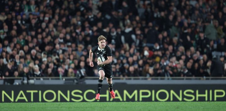 Damian McKenzie, de Nueva Zelanda, corre durante el partido del Campeonato de Naciones de rugby entre Nueva Zelanda e Irlanda en Eden Park, Auckland.