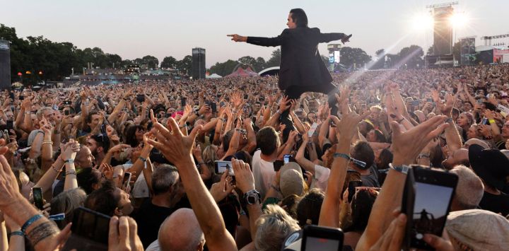 El cantante australiano Nick Cave actúa durante el segundo día de la 34ª edición del festival de música "Les Vieilles Charrues" en Carhaix-Plouguer, al oeste de Francia.