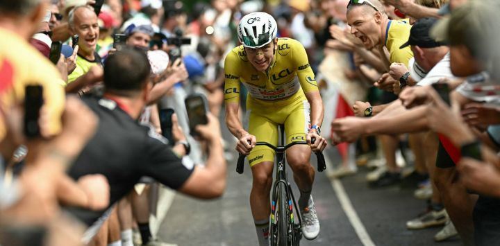 El ciclista esloveno Tadej Pogacar, del equipo UAE Team Emirates - XRG, con el maillot amarillo de líder de la clasificación general, ataca para tomar la delantera en una escapada en solitario en los últimos kilómetros de la 14.ª etapa de la 113.ª edición del Tour de Francia, de 155,3 km entre Mulhouse y Le Markstein, en las montañas de los Vosgos.