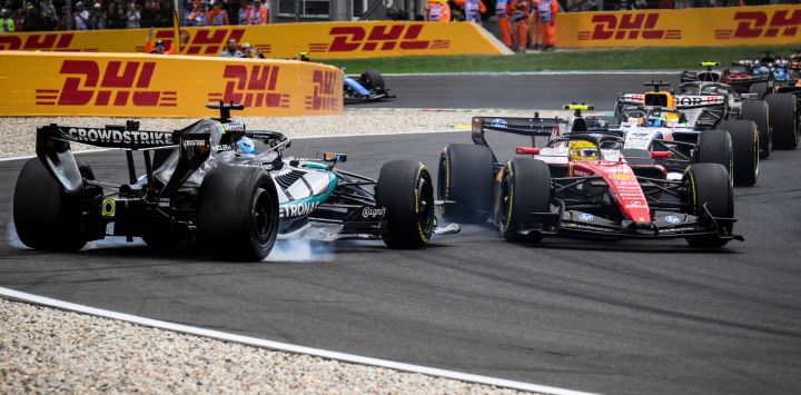 El piloto británico de Mercedes, George Russell (izquierda), pierde el control y se estrella en la grava tras colisionar con el piloto británico de Ferrari, Lewis Hamilton (derecha), al inicio del Gran Premio de Bélgica de Fórmula 1 en el circuito de Spa-Francorchamps, en Spa.