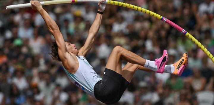 El sueco Armand Duplantis compite en la prueba de salto con pértiga masculino durante la competición de atletismo de la Liga Diamante de la IAAF en el estadio de Londres.