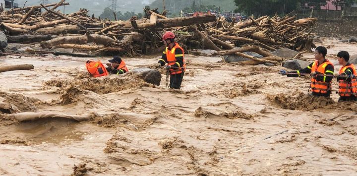 Esta fotografía, tomada y difundida por la Agencia de Noticias de Vietnam (VNA), muestra a los equipos de rescate atendiendo las consecuencias de las inundaciones repentinas en la comuna de Muong Than, provincia de Lai Chau, en el norte de Vietnam.