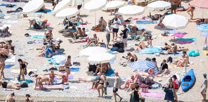 Imagen de personas disfrutando de su tiempo libre, en la playa Bacvice, en Split, Croacia.