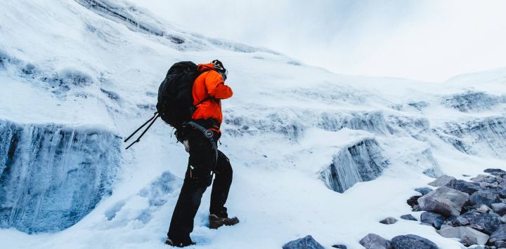 Imagen del miembro de un equipo de expedición científica portando un exoesqueleto producido por Hypershell mientras realiza trabajo de campo en el glaciar Dongkemadi, en la provincia de Qinghai, en el noroeste de China. Hypershell es una empresa innovadora de sistemas portátiles inteligentes.