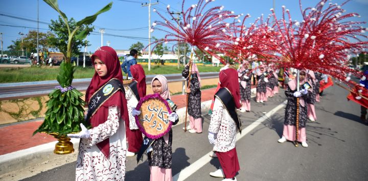 Jóvenes musulmanes participan en un desfile durante el festival Tadika Samphan, una celebración local para niños en la provincia sureña tailandesa de Narathiwat.