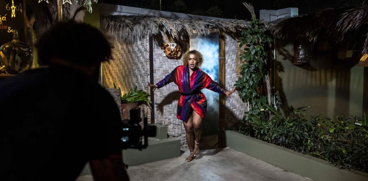 La cantante caboverdiana Ceuzany Pires baila durante la grabación del videoclip de su último disco, “No tchal te li” (Nos detenemos aquí), en un restaurante de Mindelo. Descalza, con los brazos en alto y visiblemente emocionada, Ceuzany interpreta con su potente voz el tema principal de su último álbum, dedicado a la lucha contra la violencia doméstica, conmoviendo al público que llenaba un bar en Mindelo, en la isla de São Vicente.