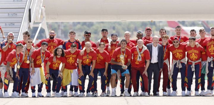 La selección española posa con su trofeo en la pista de aterrizaje tras su llegada procedente de Estados Unidos, después de ganar el Mundial de 2026, en el aeropuerto de Madrid Barajas.