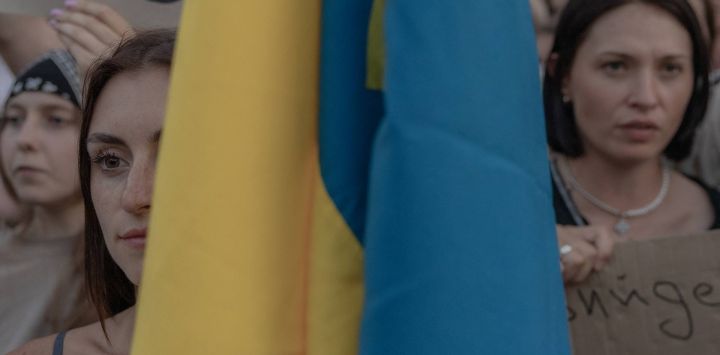Manifestantes participan en una protesta contra la decisión del presidente de Ucrania de destituir al ministro de Defensa, Mykhailo Fedorov, y exigen la destitución del jefe del ejército ucraniano, Oleksandr Syrskyi. La protesta tuvo lugar en Kiev, en medio de la invasión rusa de Ucrania. Varias ciudades ucranianas protagonizaron grandes protestas contra la destitución del popular ministro de Defensa, Fedorov, quien había sido nombrado seis meses antes para digitalizar y modernizar un ejército exhausto tras cuatro años de lucha contra la invasión rusa.