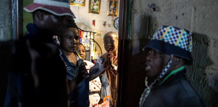 Niños reaccionan junto a su madre mientras manifestantes les exigen que abandonen su apartamento durante una protesta que pide la expulsión de inmigrantes indocumentados en Alexandra. Sudáfrica se ha visto sacudida durante semanas por protestas y disturbios contra los inmigrantes indocumentados, lo que ha provocado que decenas de miles huyan del país.