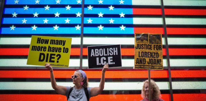 Personas participan en una protesta contra el Servicio de Inmigración y Control de Aduanas de Estados Unidos (ICE) en Nueva York.