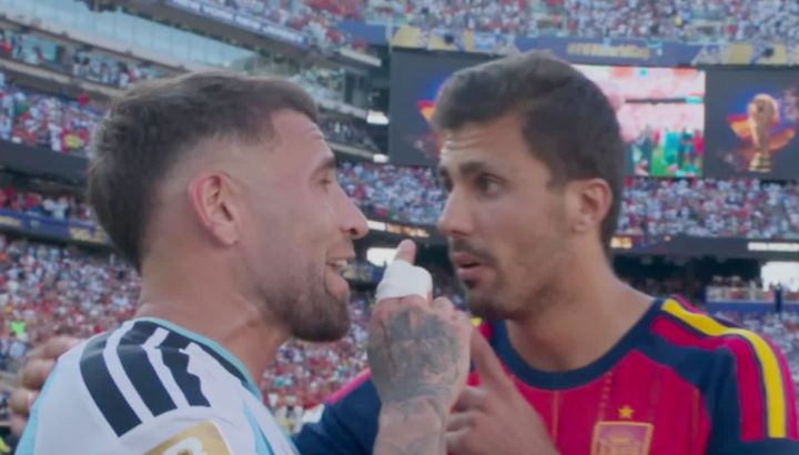 El video del picante cruce de Nicolás Otamendi y el español Rodrigo Hernández: "Toda la semana estuviste llorando, vos y Laporte"