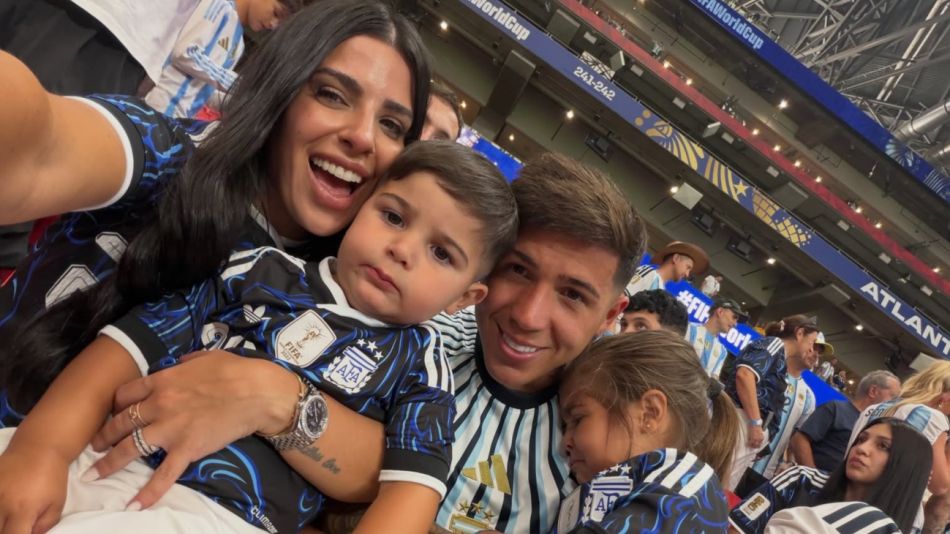Valentina Cervantes y Enzo Fernández junto a sus hijos