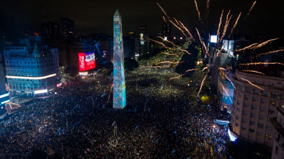 vista aérea muestra los fuegos artificiales sobre el Obelisco mientras los aficionados argentinos se reúnen tras la derrota de Argentina en la final del Mundial