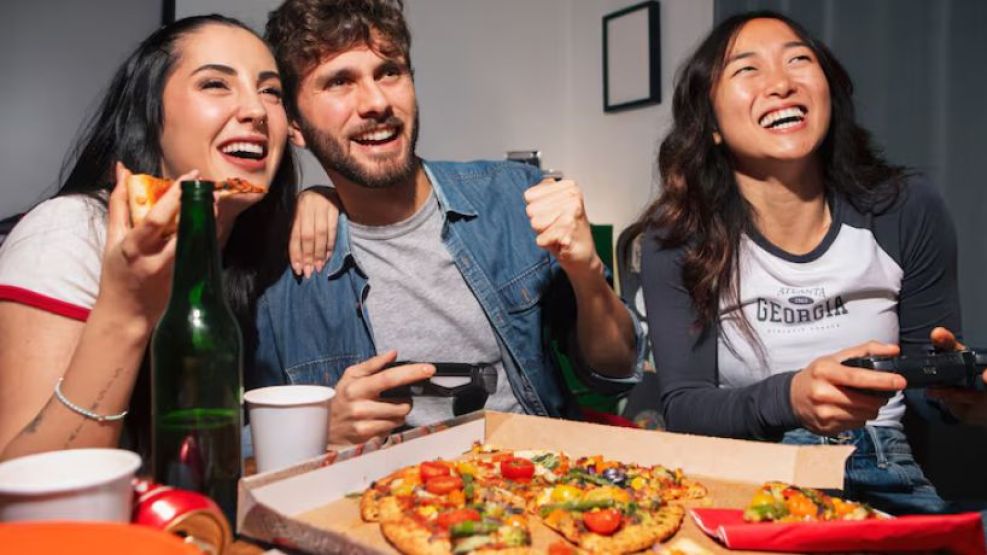 8 de cada 10 argentinos festejará el Día del Amigo en casa: la pizza le gana al asado