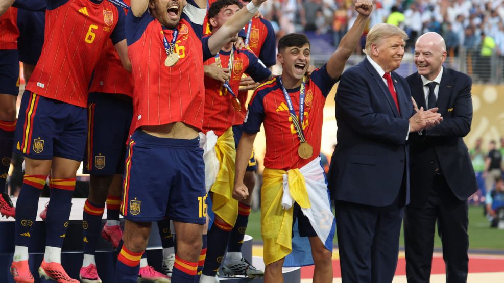 Detalle Trump e Infantino en la foto de la selección española con la Copa del Mundo