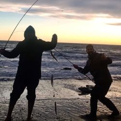 En la zona, mientras los pescadores disfrutan de algunos de los mejores pesqueros de pejerrey del país, el resto del grupo puede descubrir paisajes únicos, fauna marina, excelente gastronomía y propuestas recreativas pensadas para todas las edades.