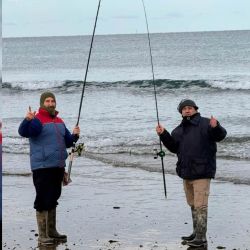 En la zona, mientras los pescadores disfrutan de algunos de los mejores pesqueros de pejerrey del país, el resto del grupo puede descubrir paisajes únicos, fauna marina, excelente gastronomía y propuestas recreativas pensadas para todas las edades.