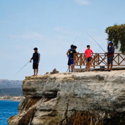 En la zona, mientras los pescadores disfrutan de algunos de los mejores pesqueros de pejerrey del país, el resto del grupo puede descubrir paisajes únicos, fauna marina, excelente gastronomía y propuestas recreativas pensadas para todas las edades.