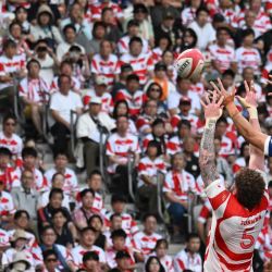 El capitán de Japón, Warner Dearns, y el francés Florian Verhaeghe saltan por la pelota durante el partido del Campeonato de Naciones de Rugby del Hemisferio Sur contra Francia en el Estadio Nacional de Tokio. | Foto:ANDREW CABALLERO-REYNOLDS / AFP