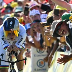El ciclista belga Remco Evenepoel, del equipo Red Bull - BORA - hansgrohe, llega a la meta de la 16.ª etapa de la 113.ª edición del Tour de Francia, un recorrido de 26 km entre Évian-les-Bains y Thonon-les-Bains, en los Alpes franceses. | Foto:JEFF PACHOUD / AFP