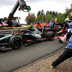 El coche del piloto británico de Mercedes, George Russell, es retirado de la pista tras una colisión con el piloto británico de Ferrari, Lewis Hamilton, durante la primera ronda del Gran Premio de Bélgica de Fórmula 1 en el circuito de Spa-Francorchamps, en Spa. | Foto:JOHN THYS / AFP