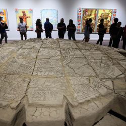 Imagen de visitantes observando exposiciones en el Museo del Palacio de Bellas Artes, en la Ciudad de México, capital de México. El museo ofrece entrada gratuita los domingos, atrayendo a un gran número de residentes y turistas para explorar sus exposiciones. | Foto:Xinhua/Liu Wenhui