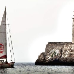 Imagen del velero Astral de la organización no gubernamental (ONG) española "Open Arms" entrando al puerto, en La Habana, capital de Cuba. El velero Astral de la ONG española "Open Arms", el cual forma parte del proyecto Rumbo a Cuba, arribó al puerto de La Habana con un cargamento de donativos para un hospital pediátrico cubano que incluye paneles solares, equipamiento e insumos médicos. | Foto:Xinhua/Joaquín Hernández