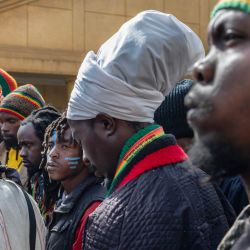Rastafaris se congregan frente a los Tribunales de Milimani durante la lectura virtual del fallo sobre la legalización del cannabis en Nairobi. La justicia keniana rechazó ese mismo día la solicitud de la comunidad rastafari del país, que exigía el consumo libre de cannabis en nombre de la libertad de culto, pero pidió un debate nacional sobre la droga. La ley keniana castiga la posesión de cannabis para uso personal con hasta 10 años de prisión y una multa cuantiosa. | Foto:TONY KARUMBA / AFP