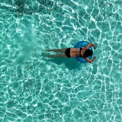 Una mujer nada en una piscina en Kerperscheid, cerca de Schleiden, en el oeste de Alemania, cuando las temperaturas en la región rondaban los 29 grados Celsius. | Foto:INA FASSBENDER / AFP