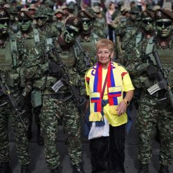 Una mujer posa con soldados antes de un desfile militar en conmemoración del Día de la Independencia de Colombia en Bogotá. | Foto:ESTEBAN VEGA LA-ROTTA / AFP