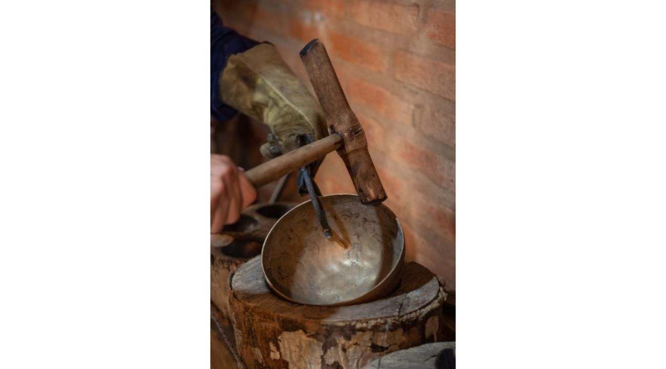 Ecos de la Luna: Cómo el fuego, la música y el bronce convergieron en la creación de cuencos tibetanos