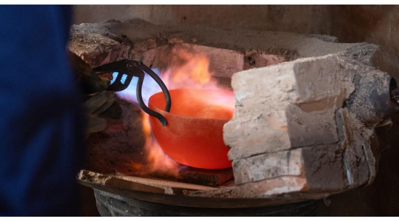 Ecos de la Luna: Cómo el fuego, la música y el bronce convergieron en la creación de cuencos tibetanos