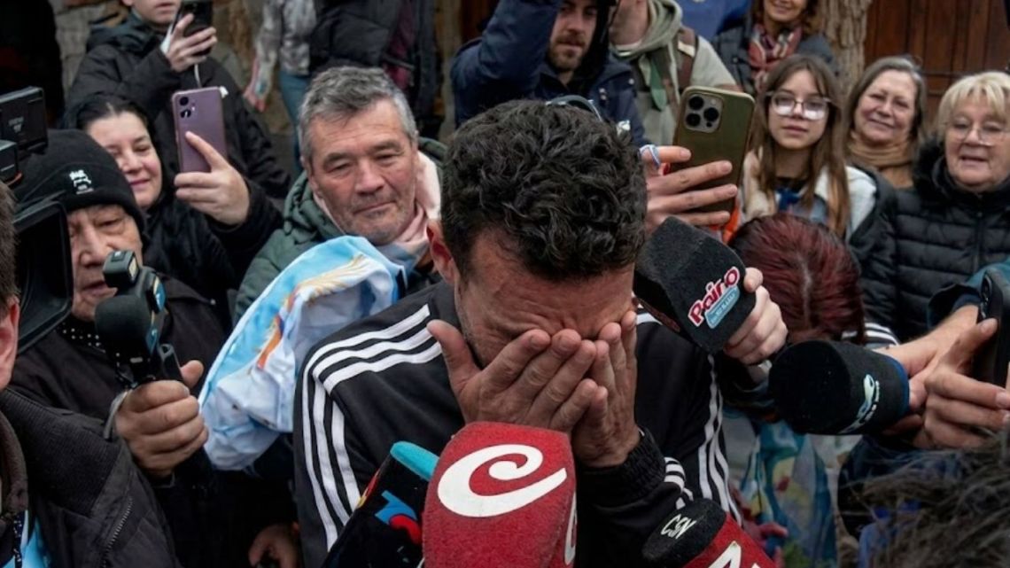 Ο Lionel Scaloni έκανε ένα μπάνιο στο χωριό του Pujato και έκλαψε καθώς οι γείτονες φώναζαν: “Ο Leo δεν φεύγει”