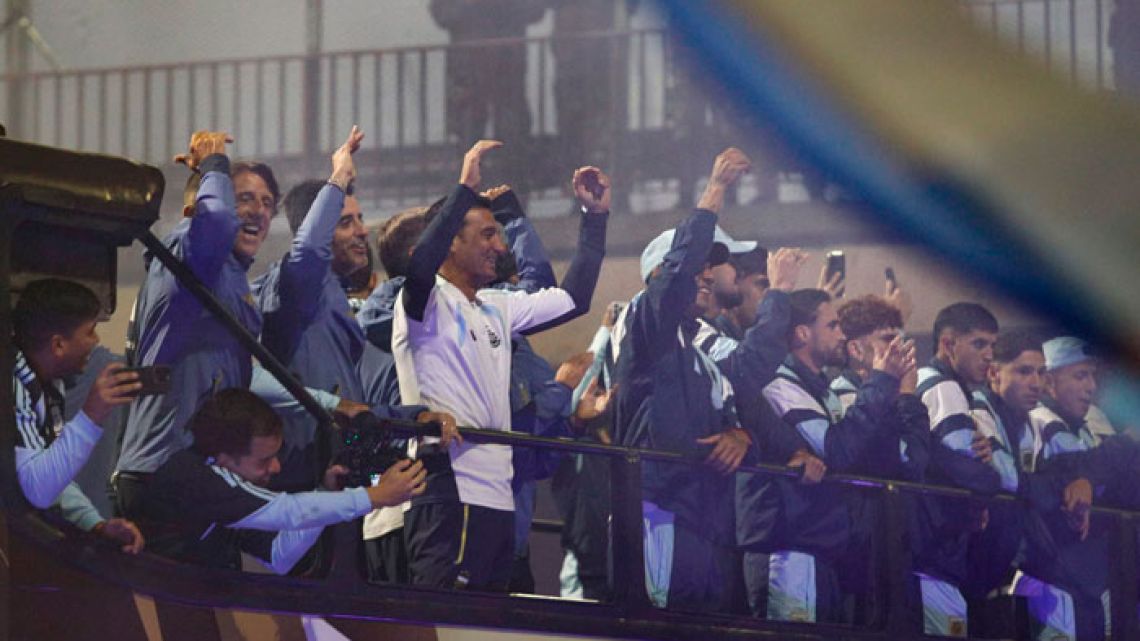 Video: el emotivo saludo de una controladora aérea cordobesa a la Selección Argentina